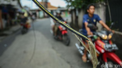 Kabal Fiber Optik Putus-Menjuntai di Jalan Resahkan Warga Depok