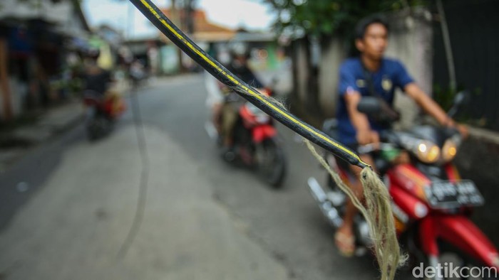 Kabal Fiber Optik Putus-Menjuntai di Jalan Resahkan Warga Depok