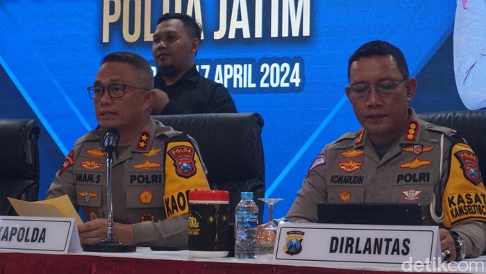 Kapolda Jatim Irjen Imam Sugianto dan jajarannya dalam konferensi pers hasil Operasi Ketupat Semeru 2024.