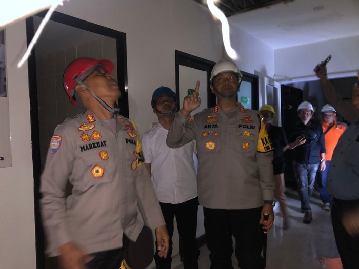 Kapolres Metro Depok Kombes Arya Perdana mengecek rumah sakit yang atap ICU-nya rusak diterpa angin, 17 April 2024. (Dok Istimewa)