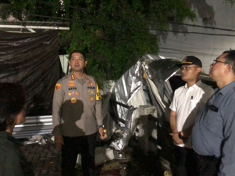 Kapolres Metro Depok Kombes Arya Perdana mengecek rumah sakit yang atap ICU-nya rusak diterpa angin, 17 April 2024. (Dok Istimewa)