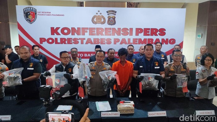 Kapolrestabes Palembang Kombes Harryo Sugihartono memperlihatkan barang bukti yang dipakai Suganda membunuh ibu dan anak di Macan Lindungan.