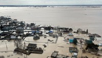 Hampir 117.000 warga dievakuasi akibat banjir tersebut.