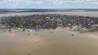 Foto aerial memperlihatkan banjir yang menerjang wilayah Kazakhstan Utara, Rabu (17/4/2024).