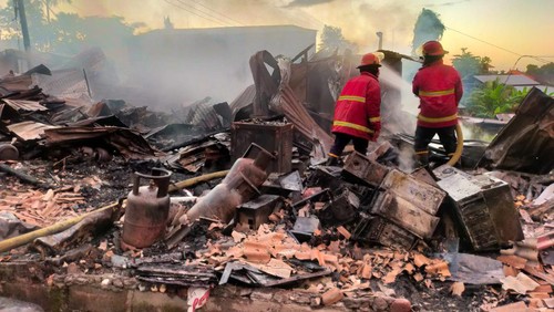 Kebakaran menghanguskan sebuah gudang rongsokan dan gudang besi baja di Peguyangan Kaja, Denpasar Utara pada Rabu (17/4/2024) dini hari.