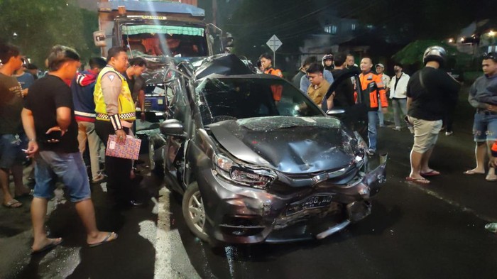 Kecelakaan beruntun di depan RS Bunda Demang Palembang, lima kendaraan ringsek.