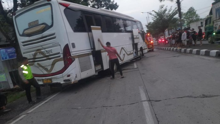 Polisi saat mendatangi lokasi kecelakaan beruntun di Lingkar Timur Kudus, Rabu (17/4/2024).