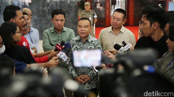 Ketua Harian DPP Partai Gerindra Sufmi Dasco Ahmad memberikan keterangan pers di Gedung DPR RI, Jakarta, Rabu (17/4/2024).
