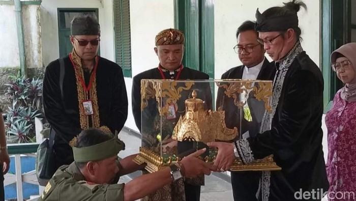 Kirab Mahkota Binokasih di Ciamis
