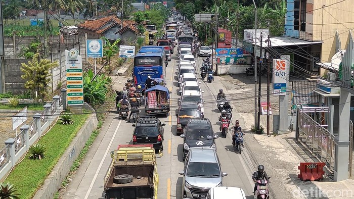Kondisi arus lalu lintas yang macet pada saat arus balik lebaran 2024 di Simpang 3 Ajibarang, Kabupaten Banyumas, Senin (15/4/2024).