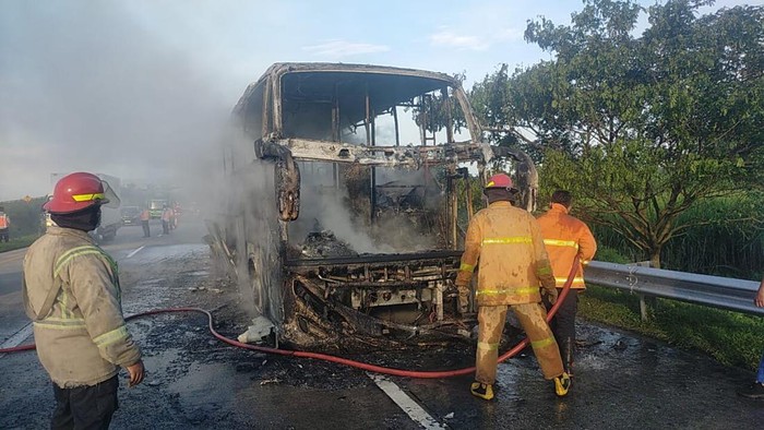 Ban Belakang Bus Pahala Kencana Sempat Pecah Sebelum Terbakar di Tol Jombang