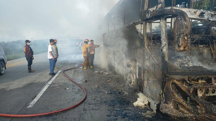 Kondisi Bus Pahala Kencana yang ludes usai terbakar di Tol Jombang-Mojokerto