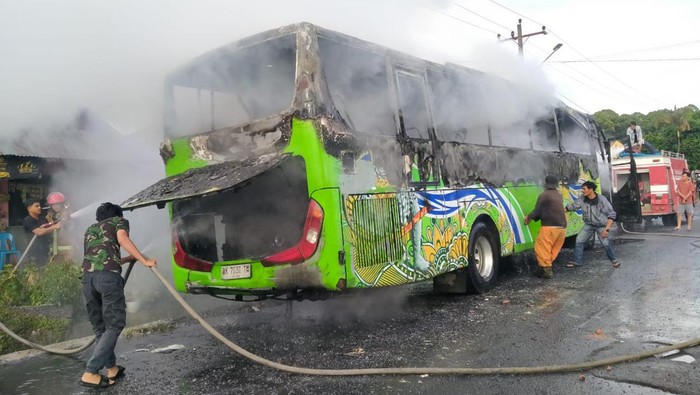 Kondisi mobil bus pariwisata yang terbakar. (Foto: Dok. Polres Simalungun)