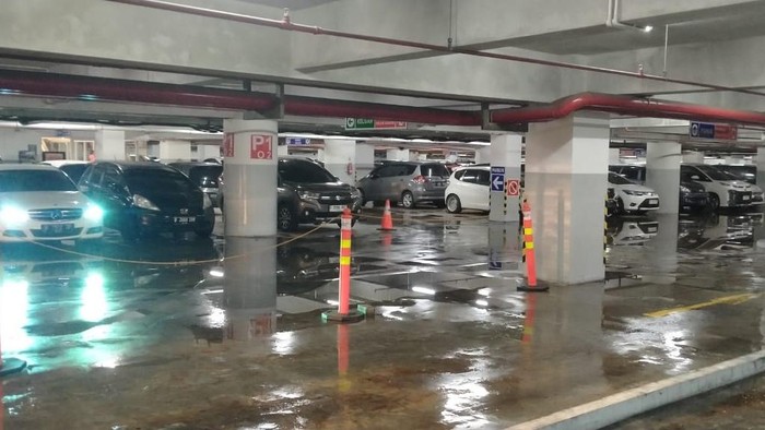 Badai Mengamuk, Area Parkir Basement Mal di Bogor Tenggelam