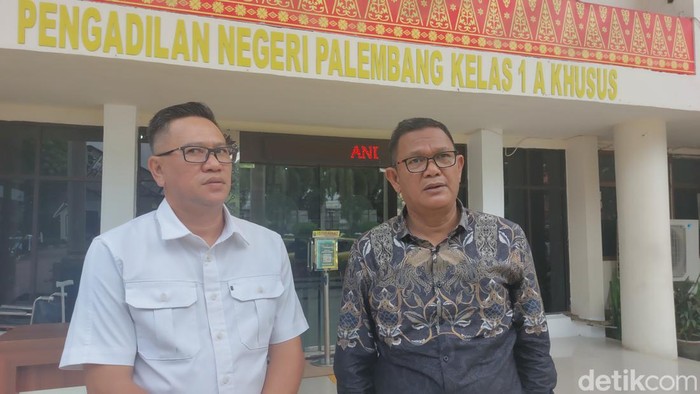 Hendri Zainudin (HZ) merupakan tersangka kasus dugaan korupsi pencairan deposito dan hibah di KONI Sumsel. Kini, kuasa hukumnya mengungkapkan strategi pembelaan.