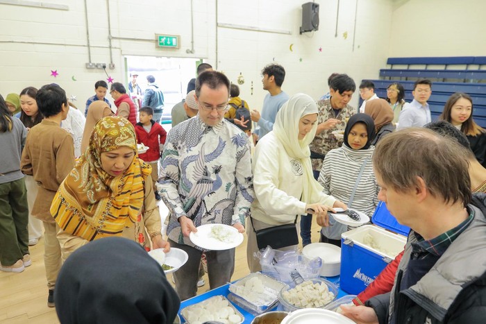 Lebaran di Inggris, WNI dan Warga Inggris Santap Lontong Opor Bersama