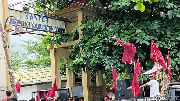 Sejumlah mahasiswa melakukan unjuk rasa di depan kantor Bupati Dompu, Rabu (17/4/2024).