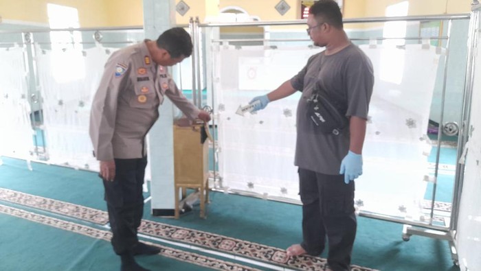Petugas kepolisian melakukan olah TKP pencurian isi kotak amal di Masjid Baitu Salam, Desa Klapasawit, Kecamatan Kalimanah, Kabupaten Purbalingga, Rabu (17/4/2024).