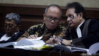Selain Yasin Limpo, terdakwa M Hatta dan Kasdi Subagyono ikut menyimak di samping penasehat hukum.