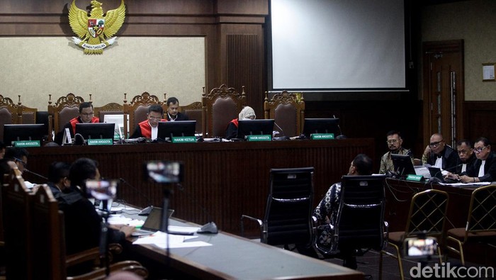 Terdakwa bekas Menteri Pertanian Syahrul Yasin Limpo menjalani sidang lanjutan. Eks Ajudan beberkan perilaku SYL dalam sidang tersebut.