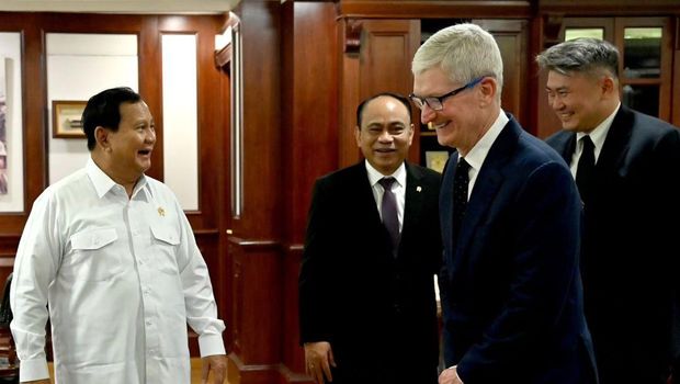 Menkominfo Budi Arie Setiadi mendampingi Menhan Prabowo Subianto, bertemu dengan pimpinan Apple Tim Cook di dalam kantor Kemhan, Jakarta, Rabu (17/4/2024). (Pey HS/Kominfo via Instagram @budiariesetiadi)