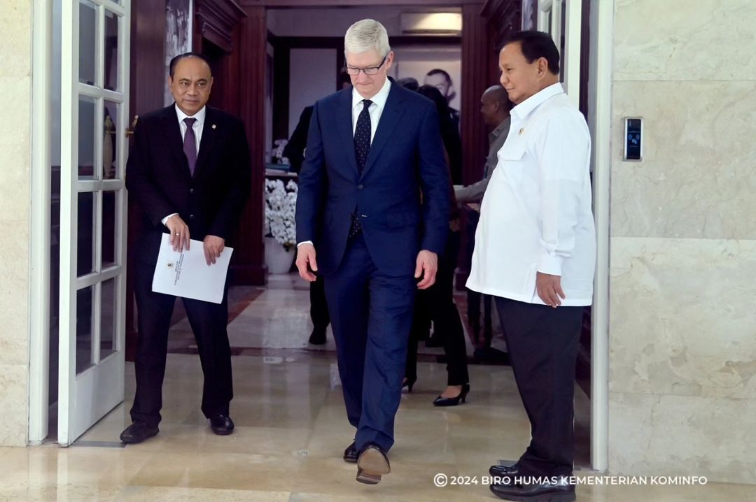 Menkominfo Budi Arie Setiadi mendampingi Menhan Prabowo Subianto, bertemu dengan CEO Apple Tim Cook di kantor Kemhan, Jakarta, Rabu (17/4/2024). (Pey HS/Kominfo via Instagram @budiariesetiadi)
