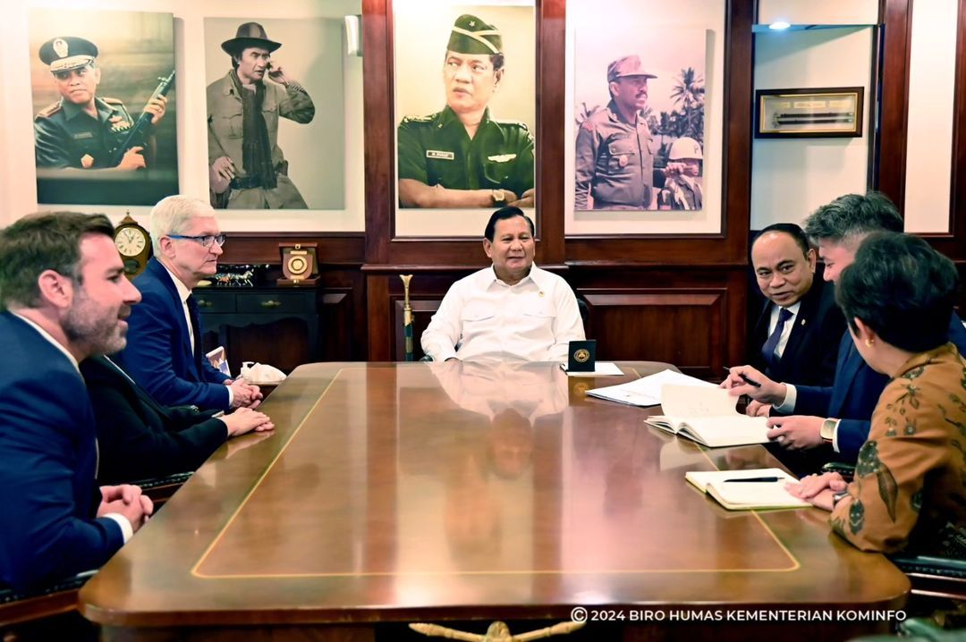 Menkominfo Budi Arie Setiadi mendampingi Menhan Prabowo Subianto, bertemu dengan CEO Apple Tim Cook di kantor Kemhan, Jakarta, Rabu (17/4/2024). (Pey HS/Kominfo via Instagram @budiariesetiadi)