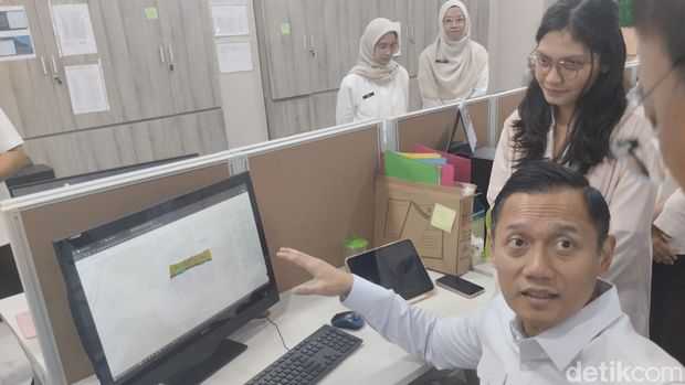 Menteri Agraria dan Tata Ruang/Kepala Badan Pertanahan Nasional (ATR/BPN) Agus Harimurti Yudhoyono (AHY) di Kantor ATR/BPN Kuningan, Jakarta Selatan.