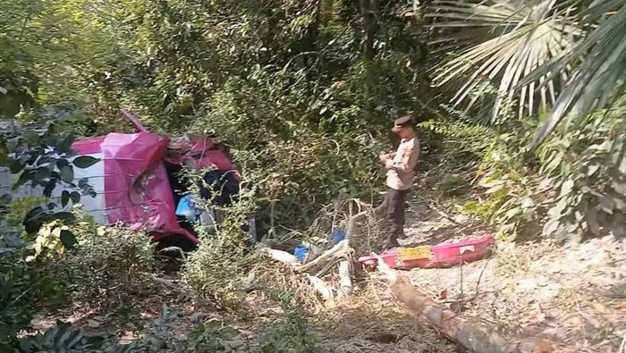Microbus Isuzu Elf yang mengangkut puluhan penumpang masuk ke jurang sedalam 15 meter di Aceh Besar, Aceh. (dok. Polresta Banda Aceh)