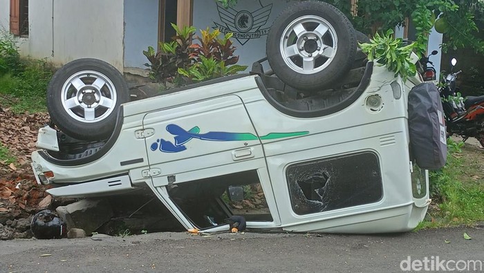 Mobil Jeep terguling di Garum, Blitar.