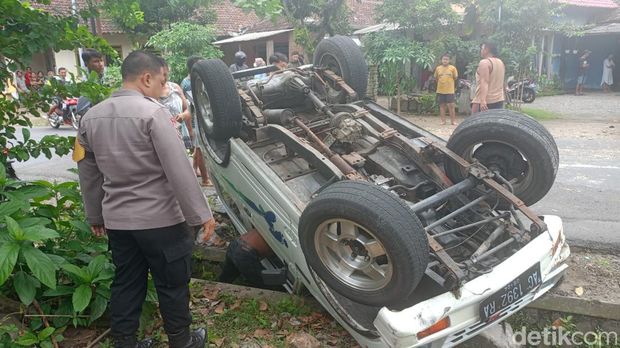 Mobil Jeep terguling di Garum, Blitar.