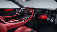 Beralih ke konsep mobil listrik Ye GT. Mobil sedan ini hadir dengan desain yang sporty dan nuansa warna serba merah. Tak hanya di bagian eksterior, aksen merah ini juga ada pada bagian interiornya, termasuk ke panel instrumen dan layar headunit-nya. Foto: Dok. Honda