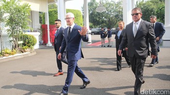 Sebelum datang ke Indonesia pada 17 April mendatang, CEO Apple Tim Cook mampir dulu ke Vietnam. Ia tiba di Hanoi, Vietnam, pada Senin (15/4) dan akan berada di negara tersebut selama dua hari. Vietnam diketahui adalah salah satu pusat perakitan produk Apple.