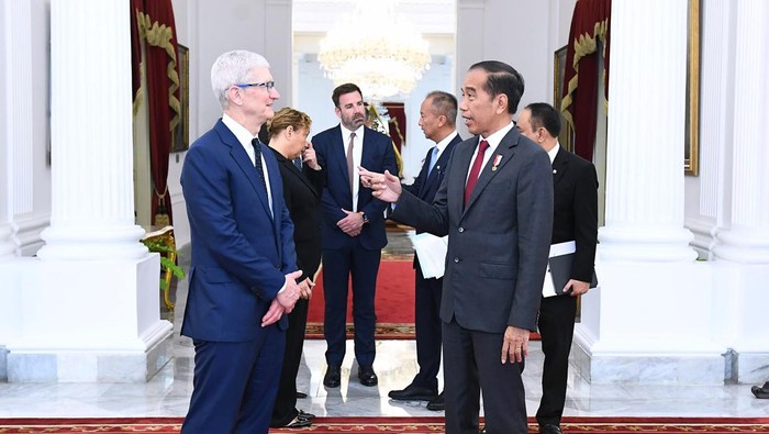 Presiden Joko Widodo menerima delegasi Apple di Istana Merdeka, Jakarta, pada Rabu, 17 April 2024. Pertemuan tersebut berfokus pada eksplorasi rencana strategis Apple, termasuk peluang ekspansi Apple di Indonesia dan integrasi lebih dalam ke dalam rantai pasok global.