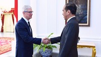 Presiden Joko Widodo menerima delegasi Apple di Istana Merdeka, Jakarta, pada Rabu (17/4/2024).