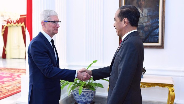 Momen Jokowi Salaman-Ngobrol Bareng Bos Apple di Istana Presiden Joko Widodo menerima delegasi Apple di Istana Merdeka, Jakarta, pada Rabu, 17 April 2024. Pertemuan tersebut berfokus pada eksplorasi rencana strategis Apple, termasuk peluang ekspansi Apple di Indonesia dan integrasi lebih dalam ke dalam rantai pasok global.