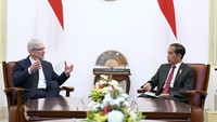 Selanjutnya, Menperin menuturkan bahwa Kepala Negara mengajak Apple untuk membentuk pusat inovasi yang bekerja sama dengan universitas terbaik di Indonesia untuk pengembangan sumber daya manusia.
