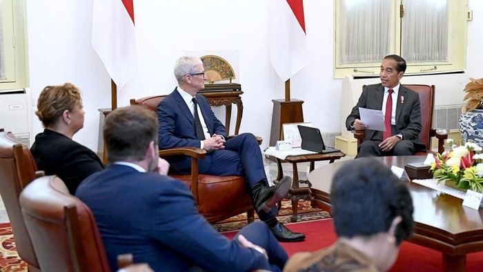 Momen Jokowi Salaman-Ngobrol Bareng Bos Apple di Istana Presiden Joko Widodo menerima delegasi Apple di Istana Merdeka, Jakarta, pada Rabu, 17 April 2024. Pertemuan tersebut berfokus pada eksplorasi rencana strategis Apple, termasuk peluang ekspansi Apple di Indonesia dan integrasi lebih dalam ke dalam rantai pasok global.