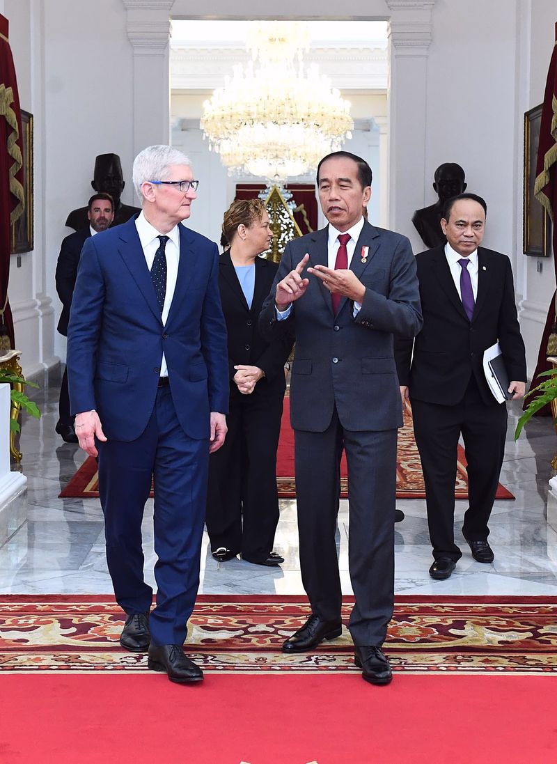 Presiden Joko Widodo menerima delegasi Apple di Istana Merdeka, Jakarta, pada Rabu, 17 April 2024. Pertemuan tersebut berfokus pada eksplorasi rencana strategis Apple, termasuk peluang ekspansi Apple di Indonesia dan integrasi lebih dalam ke dalam rantai pasok global.