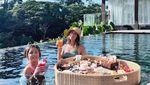 Momen Nia Ramadhani Cicip Kue hingga Makan Bareng Geng Cendol