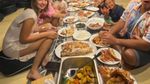 Momen Nia Ramadhani Cicip Kue hingga Makan Bareng Geng Cendol