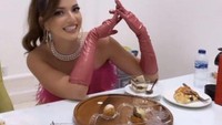 Kalau ini keseruan Nia cicip aneka kue dan dessert. Tapi banyak netizen yang salah fokus dan menyebut gaya Nia mirip seperti Barbie. Foto: Instagram