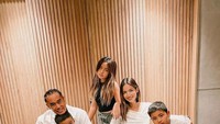Meski sudah berusia 34 tahun tapi penampilan Nia tetap seperti anak muda. Dia sering kulineran mewah bareng suami dan ketiga buah hatinya. Foto: Instagram