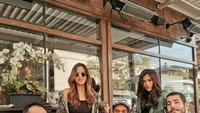 Bersama keluarga Bakrie, Nia tampil kece ketika makan bareng suami dan keluarganya di salah satu restoran pizza. Foto: Instagram