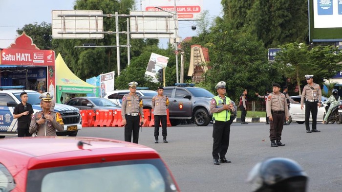Momen polisi mengatur lalu lintas di Makassar.