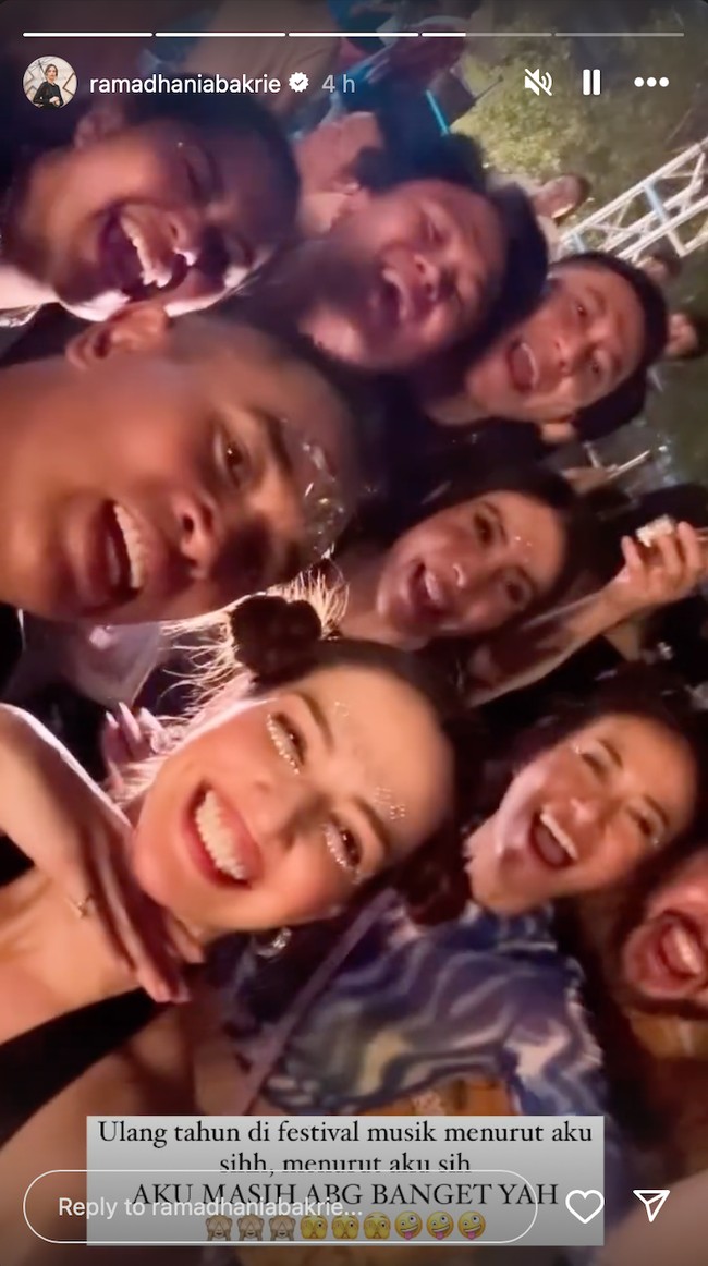 Tak sendirian, Nia merayakan ulang tahunnya itu bersama para sahabatnya dan suami tercinta, Ardi Bakrie. Terlihat ibu 3 orang anak itu begitu bahagia. Foto: Instagram/@ramadhaniabakrie