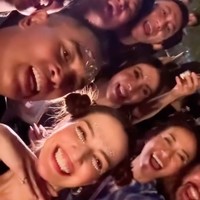 Tak sendirian, Nia merayakan ulang tahunnya itu bersama para sahabatnya dan suami tercinta, Ardi Bakrie. Terlihat ibu 3 orang anak itu begitu bahagia. Foto: Instagram/@ramadhaniabakrie