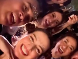 Foto Nia Ramadhani Rayakan Ultah di Festival Musik Bangkok, 34 Tahun Rasa ABG