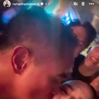 Di tengah-tengah acara terlihat Nia memamerkan kemesraannya dengan sang suami. Ardi yang berada di sebelah Nia tampak mencium mesra pipi sang istri. Foto: Instagram/@ramadhaniabakrie