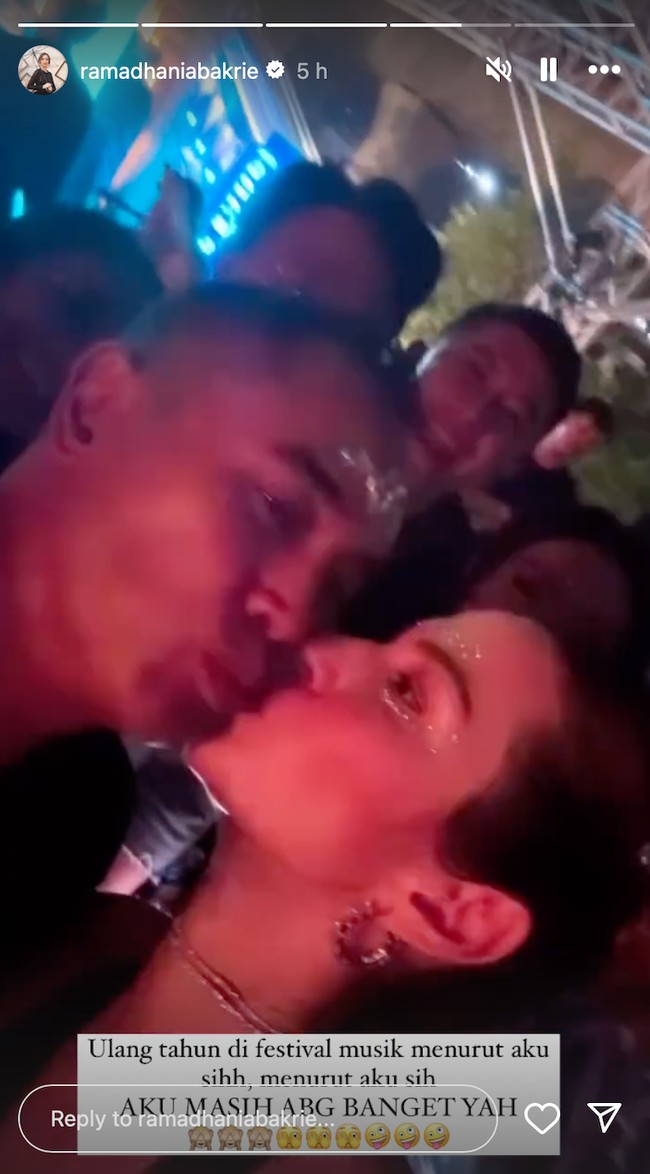 Nia pun tampak membalas kecupan Ardi dengan kembali mencium pipi suaminya. Ulang tahun di festival musik menurut aaku sihh, menurut aku sih AKU MASIH ABG BANGET YAH, tulis Nia di unggahannya tersebut. Foto: Instagram/@ramadhaniabakrie